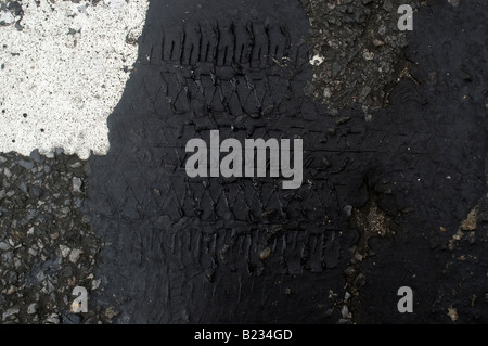 Nahaufnahme der Lauffläche Reifenspuren auf weichen Asphalt auf ein Konglomerat Beton Straße Stockfoto