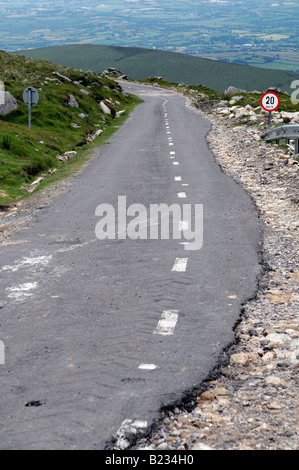 schlechte Straße Stand der Reparatur Bergstraße am Mount Leinster Grafschaft Carlow Irland Rand getragen erodiert entfernt Stockfoto