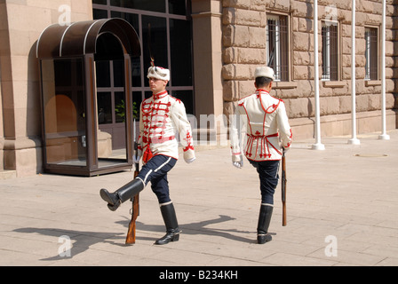 Wachablösung außerhalb der Präsidentschaft Gebäude in Sofia, Bulgarien. Stockfoto