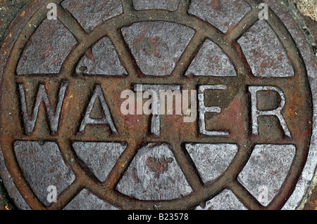 Nahaufnahme der Schachtdeckel für Wasserleitung Rohr Stockfoto