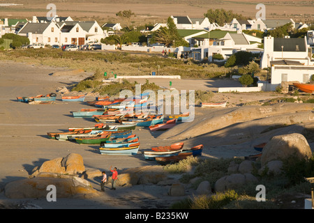 Bakkie Boote am Strand von Paternoster hochgezogen Stockfoto