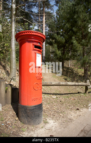 Roten Briefkasten am Center Parcs in Wiltshire Stockfoto