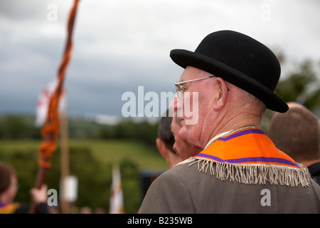 alten Orangeman tragen Brille Schärpe und Bowler Hut Uhren Anzeige während der 12. Juli Orangefest feiern in Dromara Stockfoto