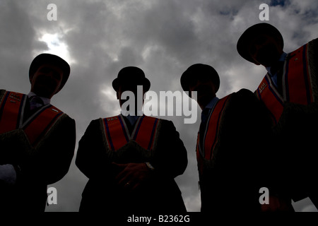 Silhouette der vier treuen Orange bestellen Oranier Bowler Mützen und Schärpen während 12. Juli Orangefest feiern tragen Stockfoto