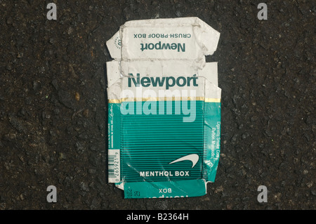 Eine leere Verpackung von Newport Menthol aromatisierte Zigaretten weggeworfen wird, auf der Straße Stockfoto