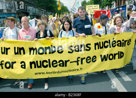 Paris FRANKREICH, Demonstration der Atomenergie durch Umweltaktivisten, internationale NGO Crowd hält Banner für eine nukleare freie Welt » Stockfoto