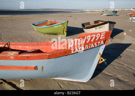 Bakkie Boote am Strand von Paternoster Western Cape Südafrika hochgezogen Stockfoto