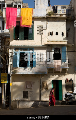 Eine Frau nähert sich die Tür eines Stadthauses, bekannt als ein Haveli in Udaipur, Rajasthan Indien Stockfoto