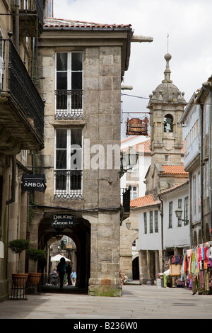 Rua Nova in Richtung der Kirche Santa Maria Salome mit seinem Glockenturm in Santiago De Compostela Galizien Spanien Stockfoto