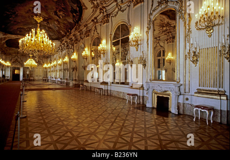 Die große Galerie, vergoldet einer der vielen Barock verzierten Räume in Schönbrunn Palace Wien Österreich Stockfoto