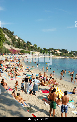 Menschen vor Ort profitieren Sie von der späten Nachmittagssonne am Strand von Villefranche, Frankreich Stockfoto