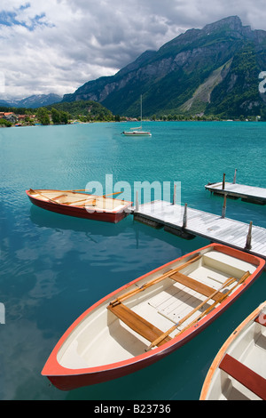 Ruderboote auf dem Brienzersee im Bezirk Interlaken des Kantons Bern in der Schweiz Stockfoto