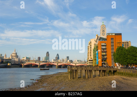 Themse, Waterloo Bridge mit OXO Tower und der Stadt in der Ferne London UK Stockfoto