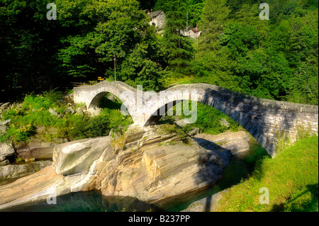 Ponte Dei Salti (Salz-Brücke) Lavertezzo in abgelegenen Val Verzasca Ticino, Stockfoto