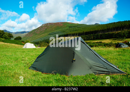 Ein Zelt aufgeschlagen in der glorreichen, wenn grundlegende, Campingplatz Glen Rosa auf der Isle of Arran, Schottland Stockfoto