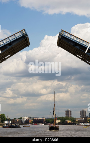 Boote, die Klappbrücke Tower Brücke über den Fluss Themse in London Stockfoto