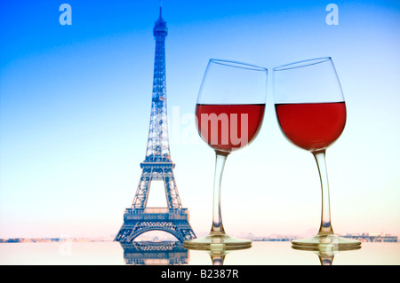 Paris Eiffel Tower zwei Weingläser zueinander Lean auf Glas Tisch mit dem Eiffelturm im Hintergrund. Paris Cafe Bar Frankreich Stockfoto