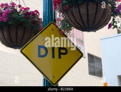 Tauchen Sie ein Zeichen mit zusätzlichen Nachricht auf Stadtstraße in San Diego Warnung DIP in der Straße. Stockfoto