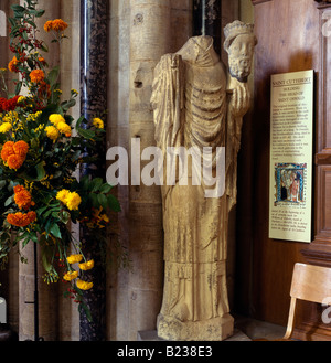 Die Kathedrale von Durham England beschädigte die Statue von St. Cuthbert, die Kopf von König St. Oswald hielt, die zusammen mit Cuthbert wiederbegraben wurde. Die Statue wurde während der Zeit beschädigt Stockfoto