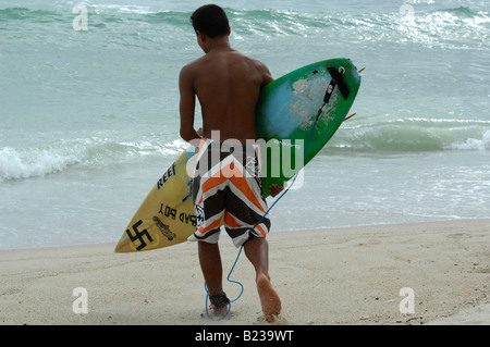 Surfer am Kalim Beach, nördlich von Patong, Phuket, thailand Stockfoto