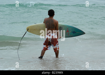 Surfer am Kalim Beach, nördlich von Patong, Phuket, thailand Stockfoto