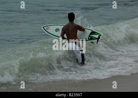 Surfer am Kalim Beach, nördlich von Patong, Phuket, thailand Stockfoto