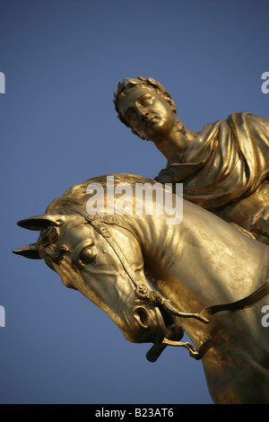 Stadt von Kingston upon Hull, England. Gold blätterte Reiterstandbild von König William IV befindet sich am Marktplatz von Hull. Stockfoto