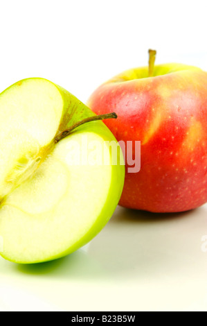 Äpfel auf dem weißen Hintergrund isoliert Stockfoto