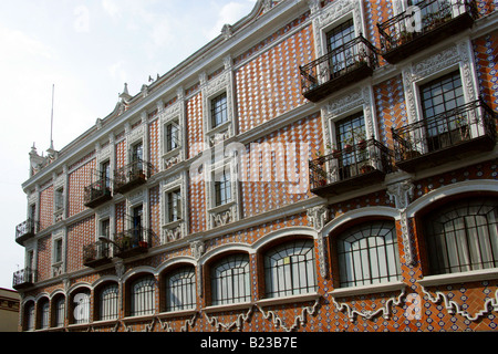 Altes Haus im Kolonialstil in Puebla Stadt bedeckt mit bunten Kacheln Azulejos Stockfoto