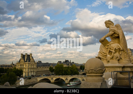Statue auf dem Dach des Musee d'Orsay mit dramatischen Himmel Hintergrund und erhöhten Blick auf Sightseeing Bootsfahrt auf der Seine durch die berühmten Kunst Museum Louvre Stockfoto