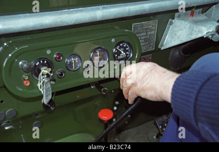 Brian Bashall, Gründer von Dunsfold Landrovers und der Dunsfold Sammlung, seine perfekt restaurierte 1953 Landrover fahren. Stockfoto