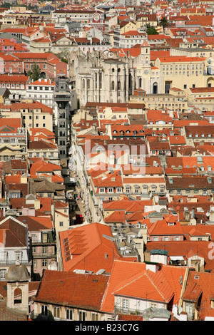 Blick über das Stadtzentrum von Lissabon, der Elevador da Santa Justa und Convento Do Carmo, Baixa-Viertel, Lissabon, Portugal. Stockfoto