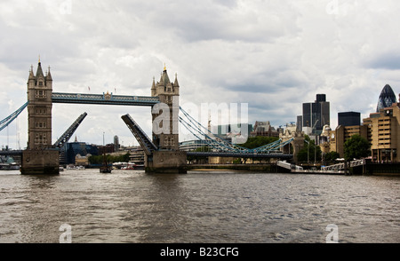 Boote, die Klappbrücke Tower Brücke über den Fluss Themse in London Stockfoto