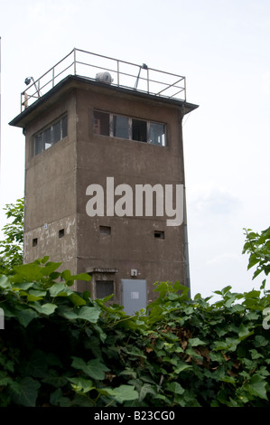Ein ehemaliger DDR-Kommandoturm in der Kieler straße in der Nähe der Mauer, die Ost- und West-Berlin im Berliner Tiergarten teilte Stockfoto