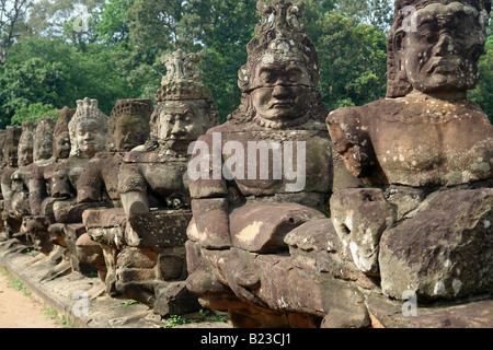 Statuen von Buddha in Reihe, Angkor Wat, Angkor, Kambodscha Stockfoto