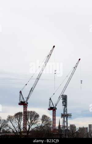 Zwei Baukräne. Stockfoto