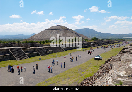 Touristen am archäologischen Website Avanue tot Teotihuacan-Mexikos Stockfoto