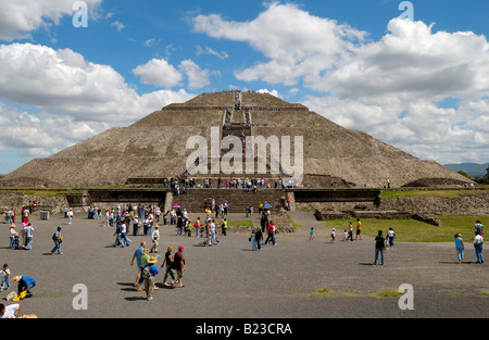 Touristen in archäologischen Stätte Sun Pyramide Avenue tot Teotihuacan-Mexikos Stockfoto