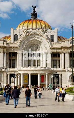 Touristen vor museum Stockfoto