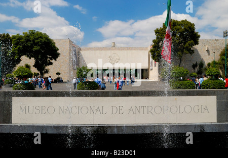 Touristen vor museum Stockfoto