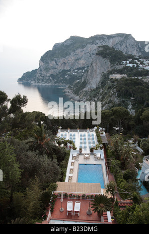 Vogelperspektive Blick auf Swimmingpool im Hotel Capri, Kampanien, Italien Stockfoto