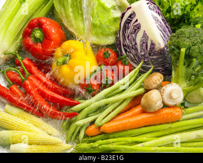 Wasser gießen auf Obst und Gemüse Stockfoto