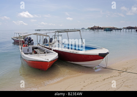 Borneo Divers Boote am Strand von Mabul Island Resort nr Sipadan Sabah Malaysia hochgezogen Stockfoto