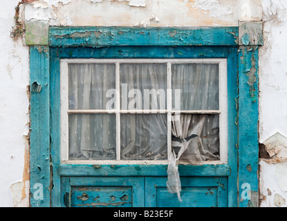 Gardinen und zerbrochene Fenster auf alten Haus in Spanien Stockfoto