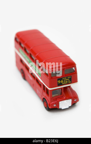 Spielzeug-London-Bus erschossen auf einem weißen Hintergrund. Stockfoto