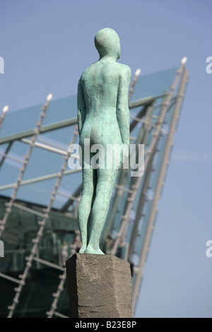 Stadt von Kingston upon Hull, England. Die Reise Statue am Victoria Pier mit dem tiefen Aquarium im Hintergrund. Stockfoto