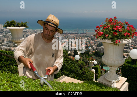 Ein Gärtner arbeitet auf den oberen Terrassen des Schreins des Bab