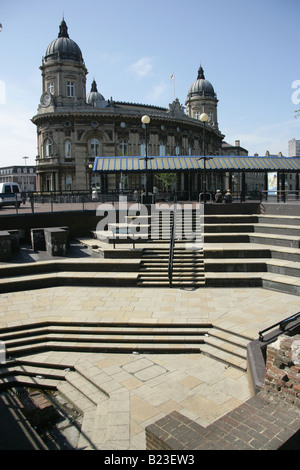 Stadt von Kingston upon Hull, England. Eine öffentliche Sitzecke im Carr Lane mit Hull Maritime Museum im Hintergrund. Stockfoto