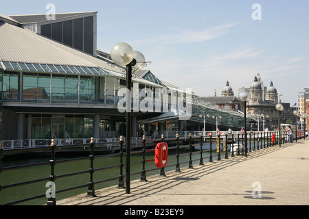 Stadt von Kingston upon Hull, England. Die Fürsten Quay Einkaufszentrum mit dem Maritime Museum im fernen Hintergrund. Stockfoto