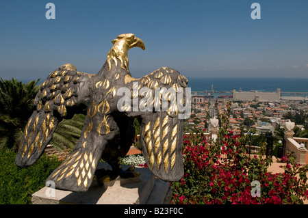 Einen allgemeinen Überblick über Haifa aus den terrassenförmig angelegten Gärten der Schrein des Bab auf dem Berg Karmel, Haifa, Israel Stockfoto